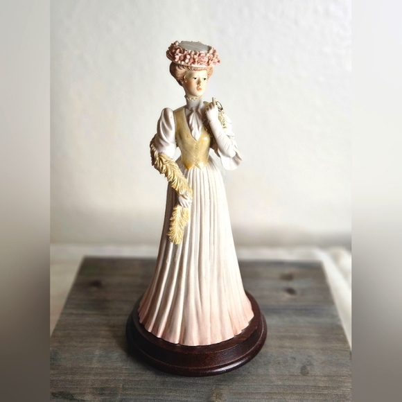 Vintage Arnart Pucci Victorian Woman With Glasses& Boa Figurine. - Picture 12 of 13